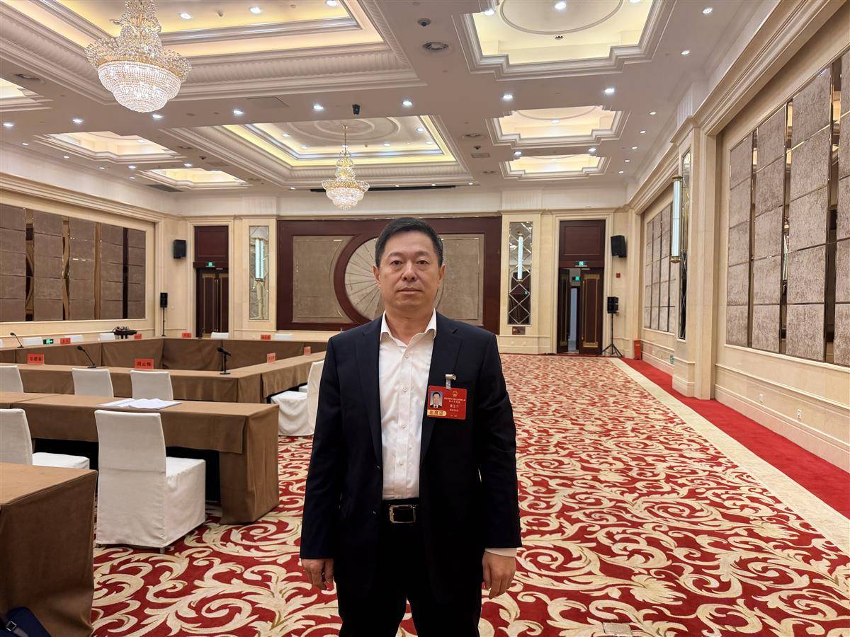  小杨跑两会丨地铁12号线今年全线贯通，碳纤维主题列车将亮相
