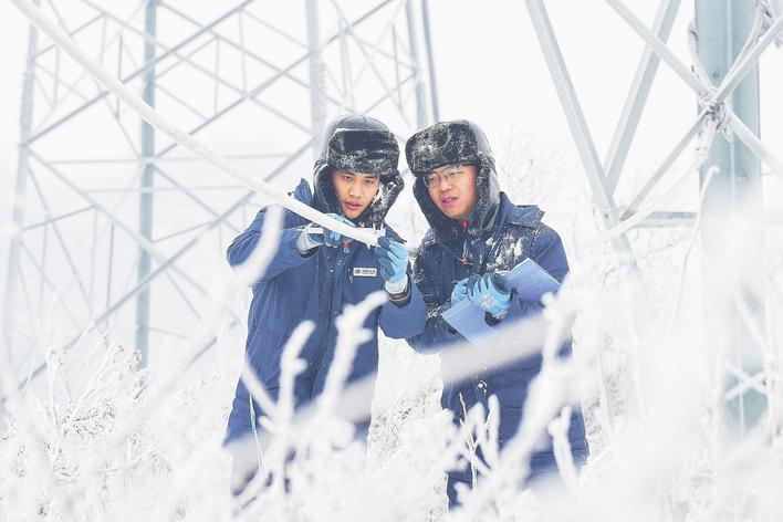 冰雪中，紧急排查特高压线路