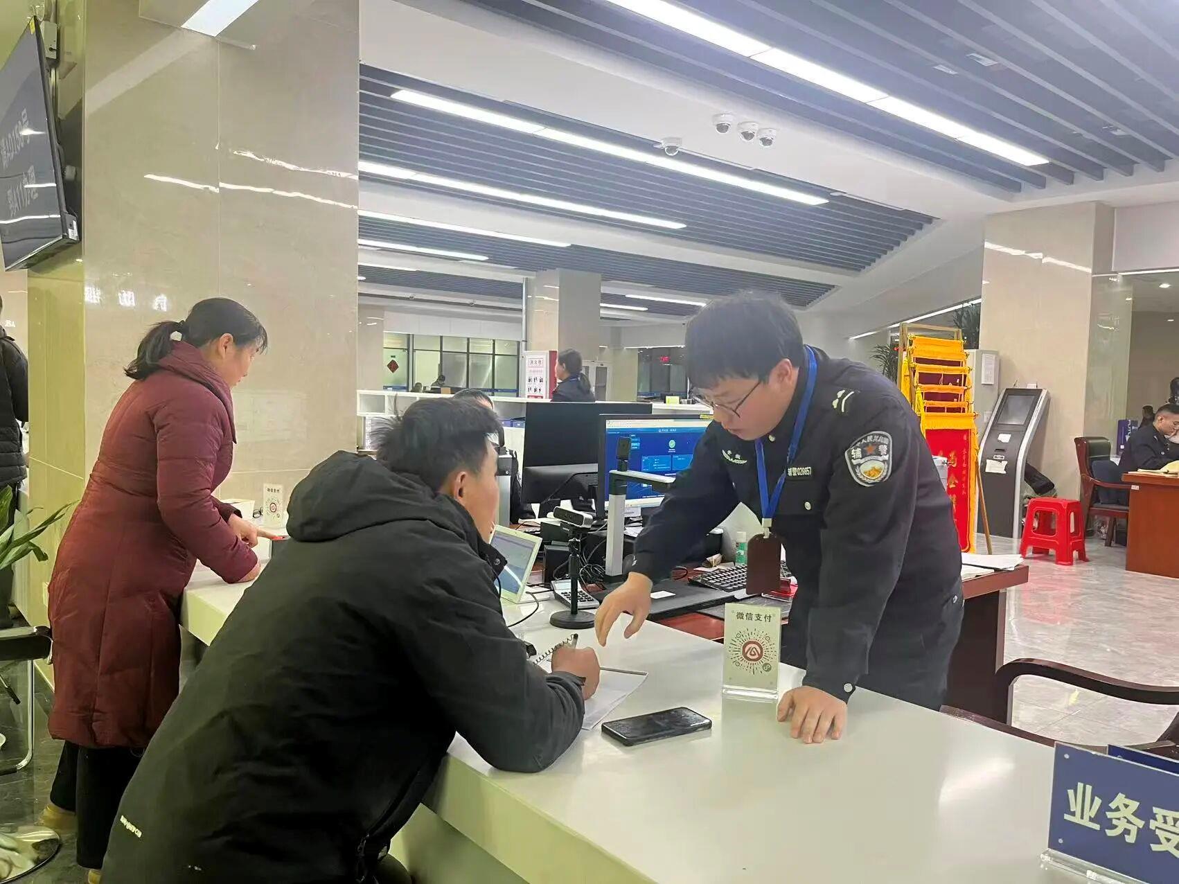 “这张照片能给我吗？”办理业务时，他突然提出要求……