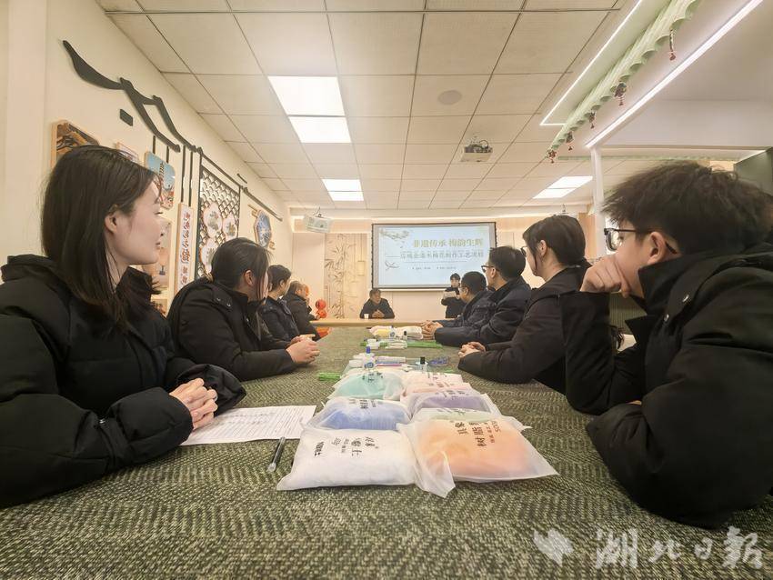 指尖传承非遗 应城金漆木梅花绽京珠课堂