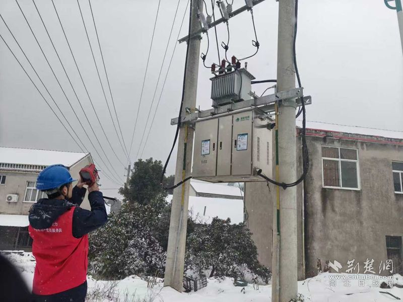  梁子湖电力人寒夜踏雪保供电