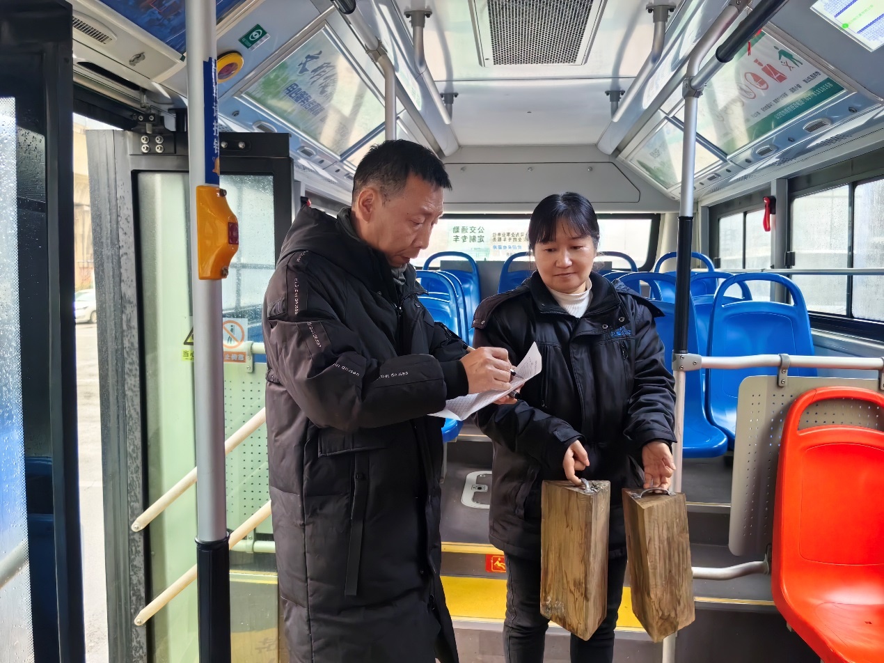 以雪为令迎战强寒潮 交通一线守护平安归途