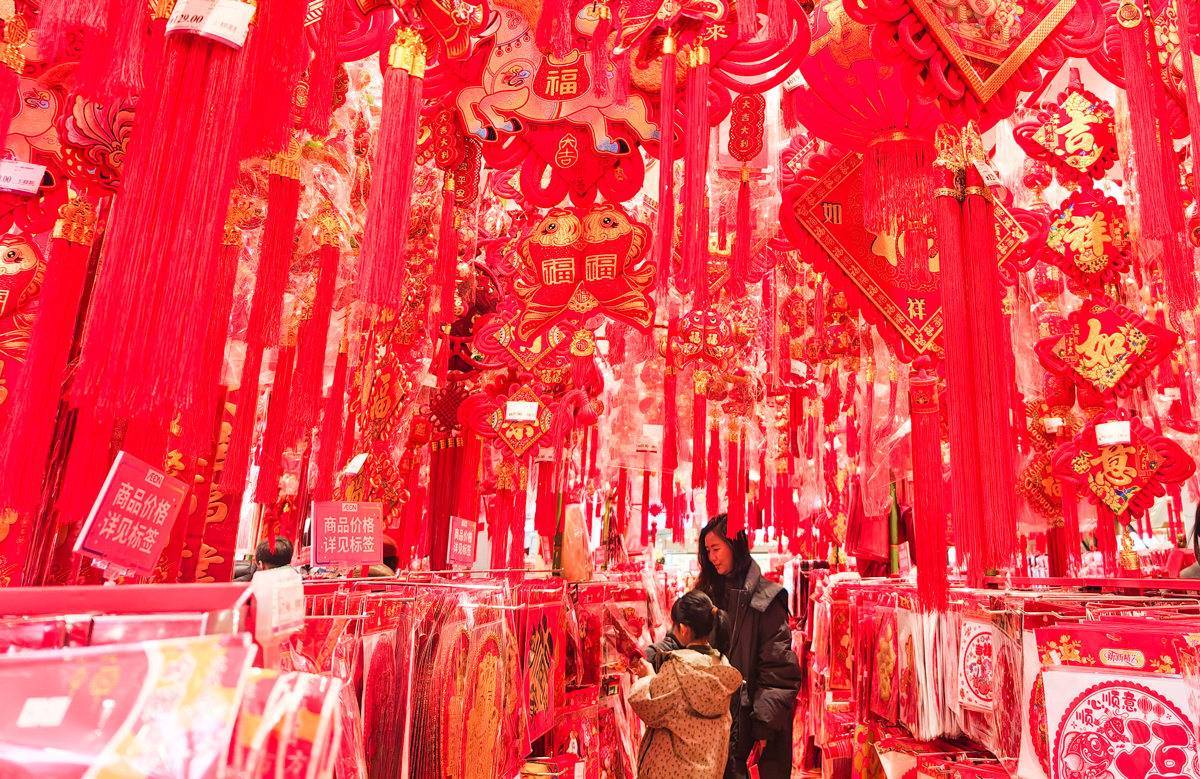  “中国红”缀满商超 马年年味渐浓