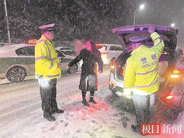 雪夜中，保康一孕妇独自开车被困险坡 交警30分钟暖心驰援护母子平安