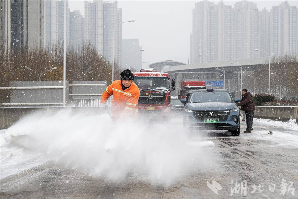  雨雪天天冷路滑，武汉城管撒盐化雪帮助车主脱困