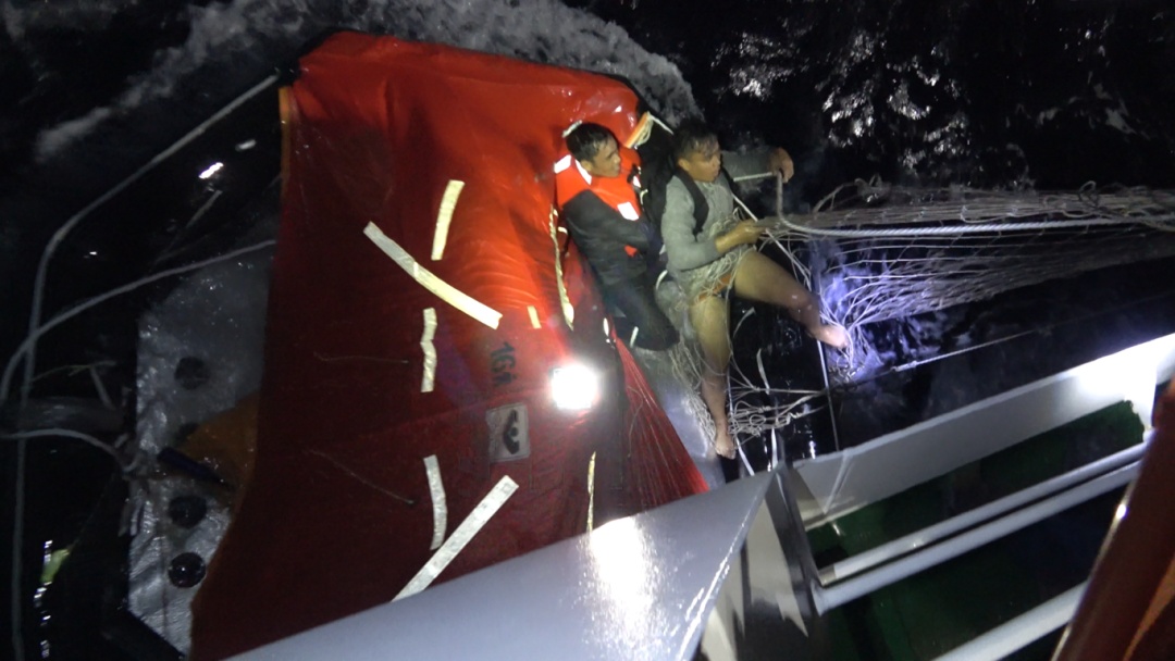 中国海警紧急救援菲律宾籍落水船员 已有13人获救