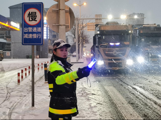 风雪中，长江新区交警始终在线