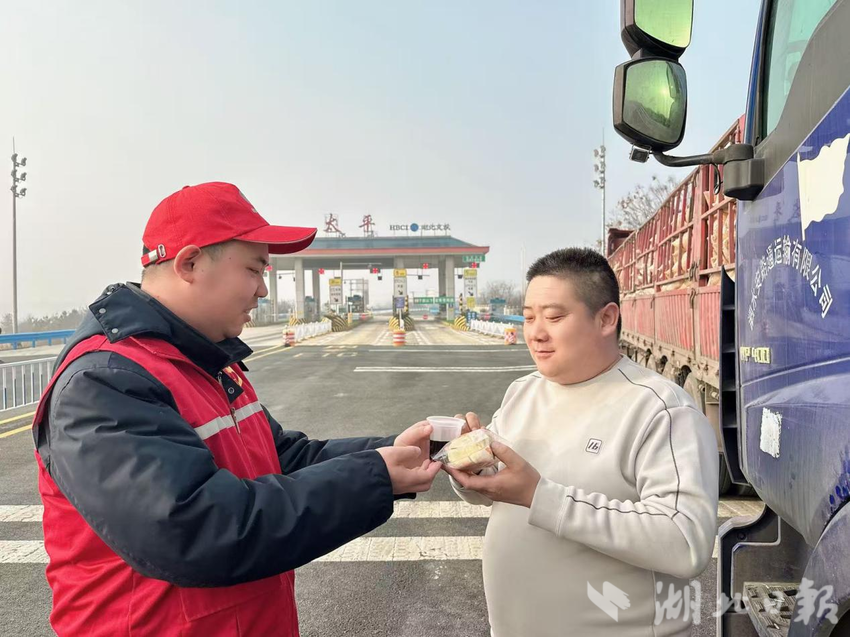 湖北交投京珠运营公司应城北党支部：雾锁高速暖相伴 姜丝可乐递温情