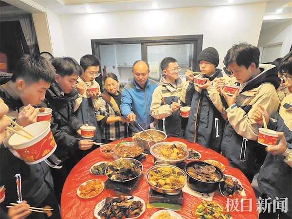  一顿暖心饭  高中老师做了23年 至今难忘当年班主任的厨艺 立志将这份爱传递下去