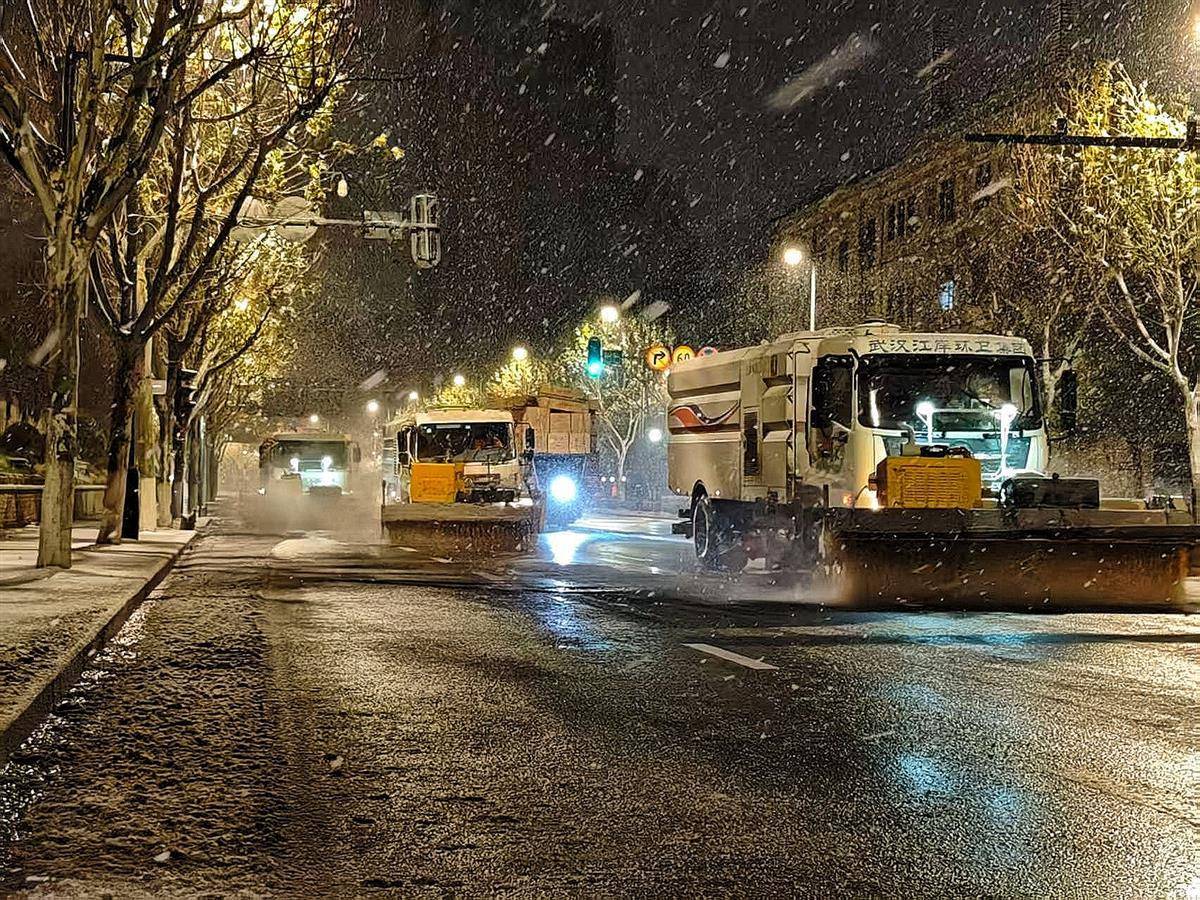 风雪夜十二小时，他们“抢”出通途