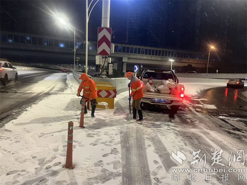  凌晨出击风雪无阻保畅通 洪山城管全员出动通宵达旦战冰雪