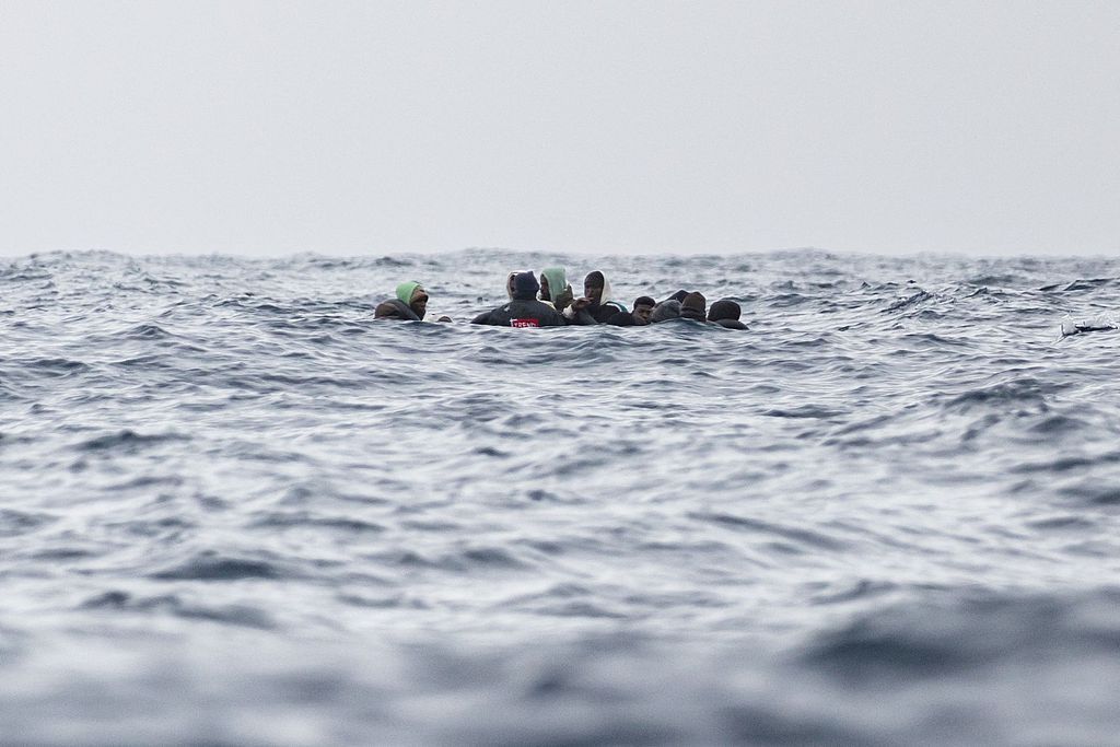 一艘移民船在地中海海域沉没 50人下落不明