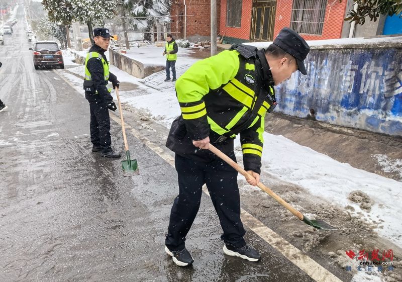  浠水公安以雪为令筑牢平安防线