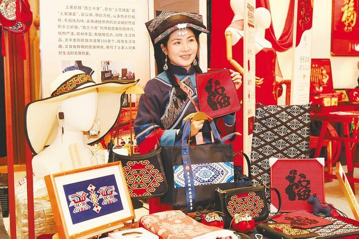 荆楚非遗“搭建”国际会客厅 蕲艾、砖茶、铜锣、漆扇等惊艳海外客