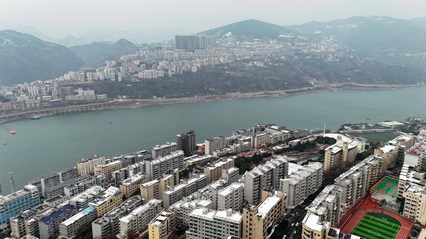  巴东：银雪覆江城 峡江碧如诗