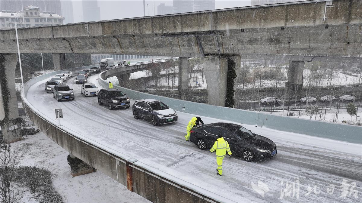 风雪守平安 武汉交警护航早高峰