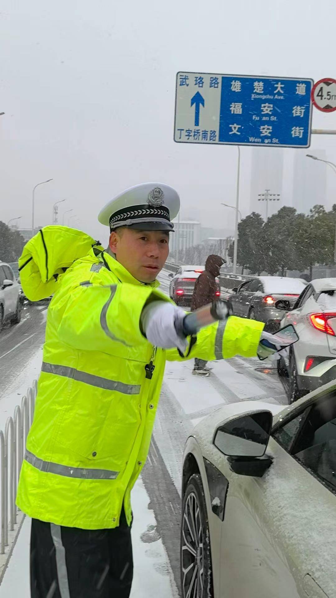 武昌交警以“雪”为令 迎寒而上
