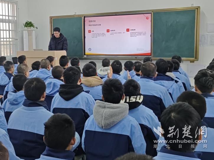 筑牢法治防线 守护青春航向——黄陂区司法局“送法进学校”活动走进砺志中学