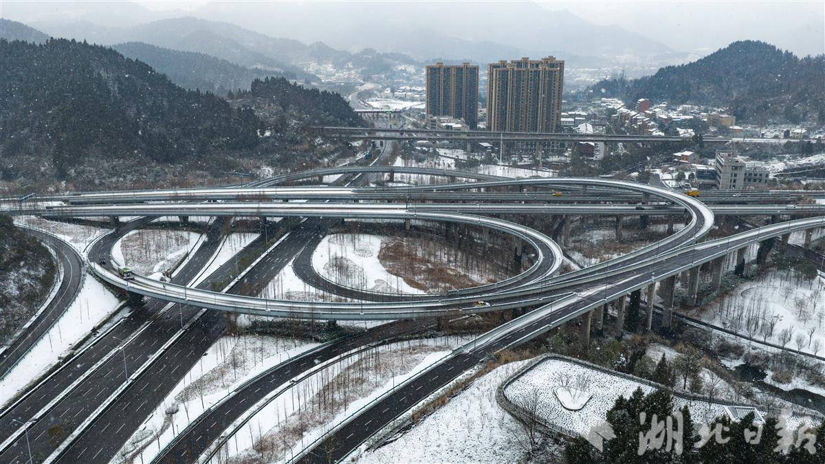  宜昌普降大雪 多部门联动保交通畅通