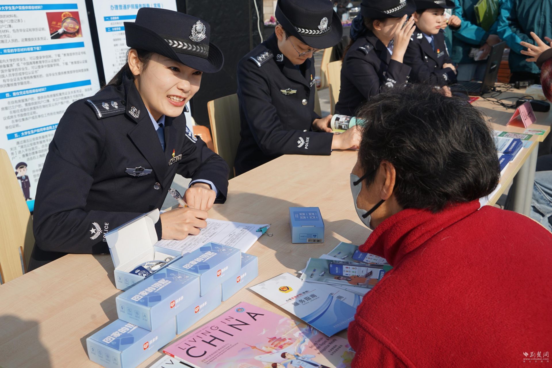 “回家的钥匙”定位助寻回走失老人，民警与家属联手化险为夷