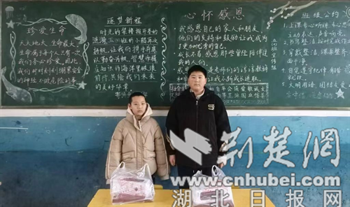 拾获遗留子弹主动上交 两名学子获表扬