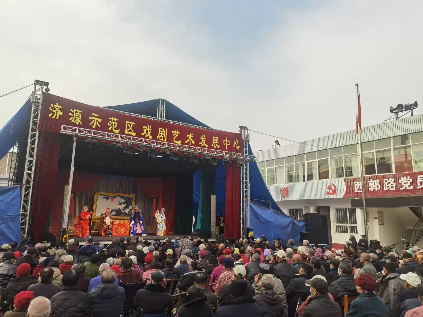 村口搭起了戏台子：百姓登台，邻里喝彩