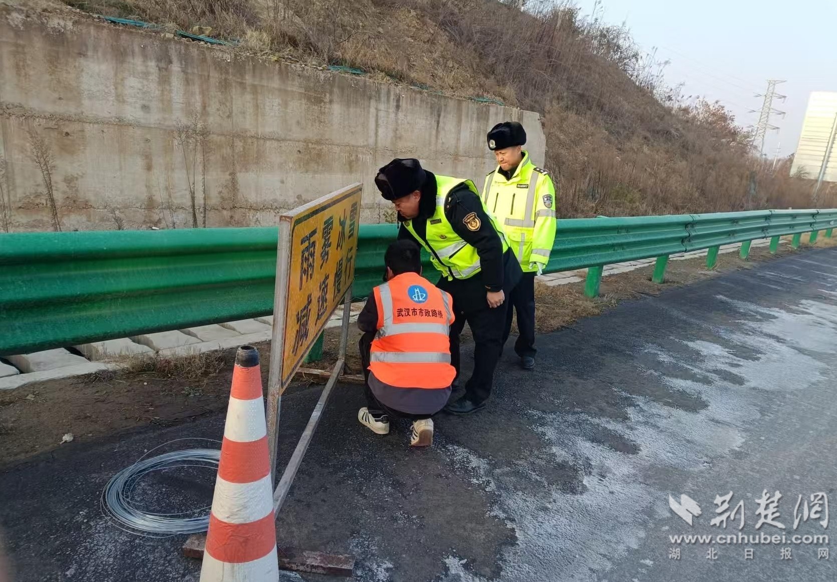 雪后除隐患 武大高速路政筑牢高速安全防线