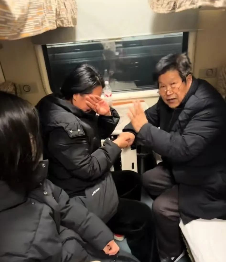 火车上，71岁老师一眼认出20年前学生