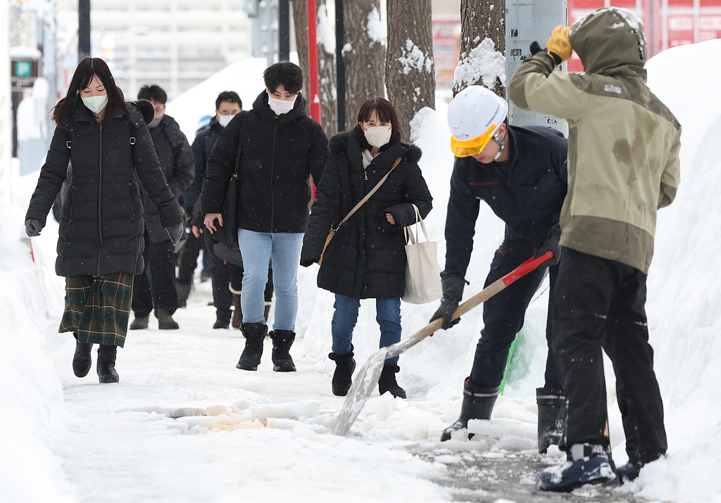 日本北海道遭破纪录暴雪 约7000人滞留机场