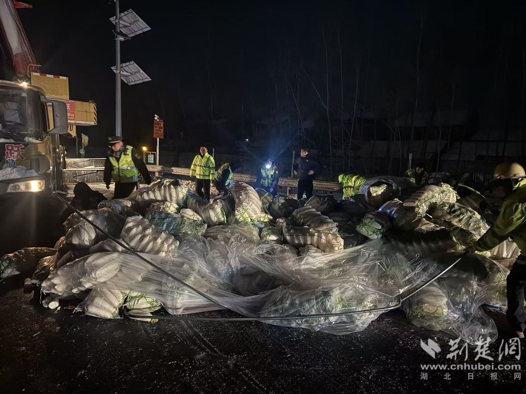  风雪夜货车侧翻 湖北高速路政高效救援保畅通