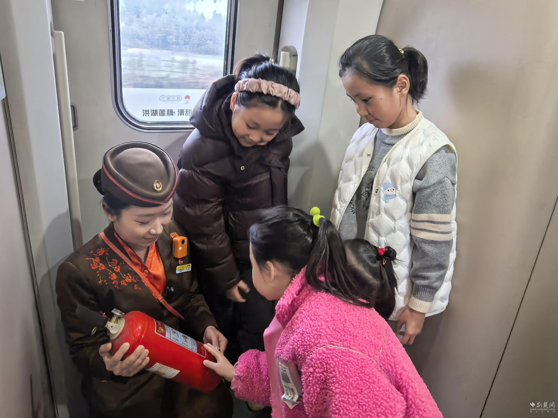 高铁列车开设“消防课” 乘务员指导儿童操作灭火器