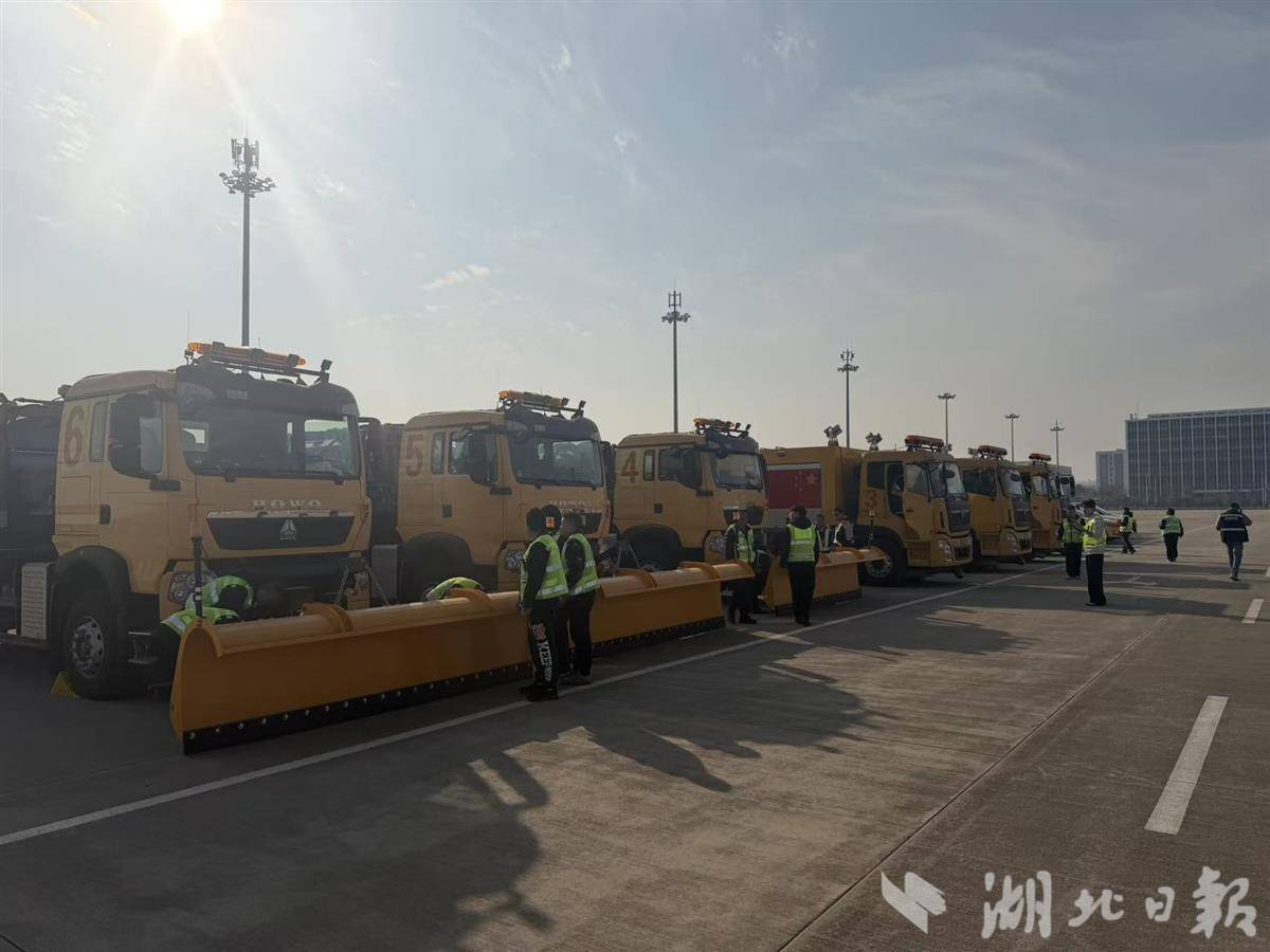  鄂州花湖机场严阵以待备战冰雪