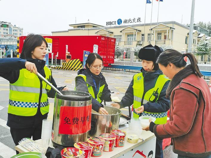 十堰东收费站：为司机送免费早餐