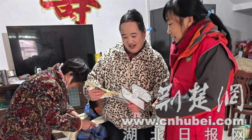 钟祥市石牌镇“向日葵亲子小屋”下乡慰问暖民心