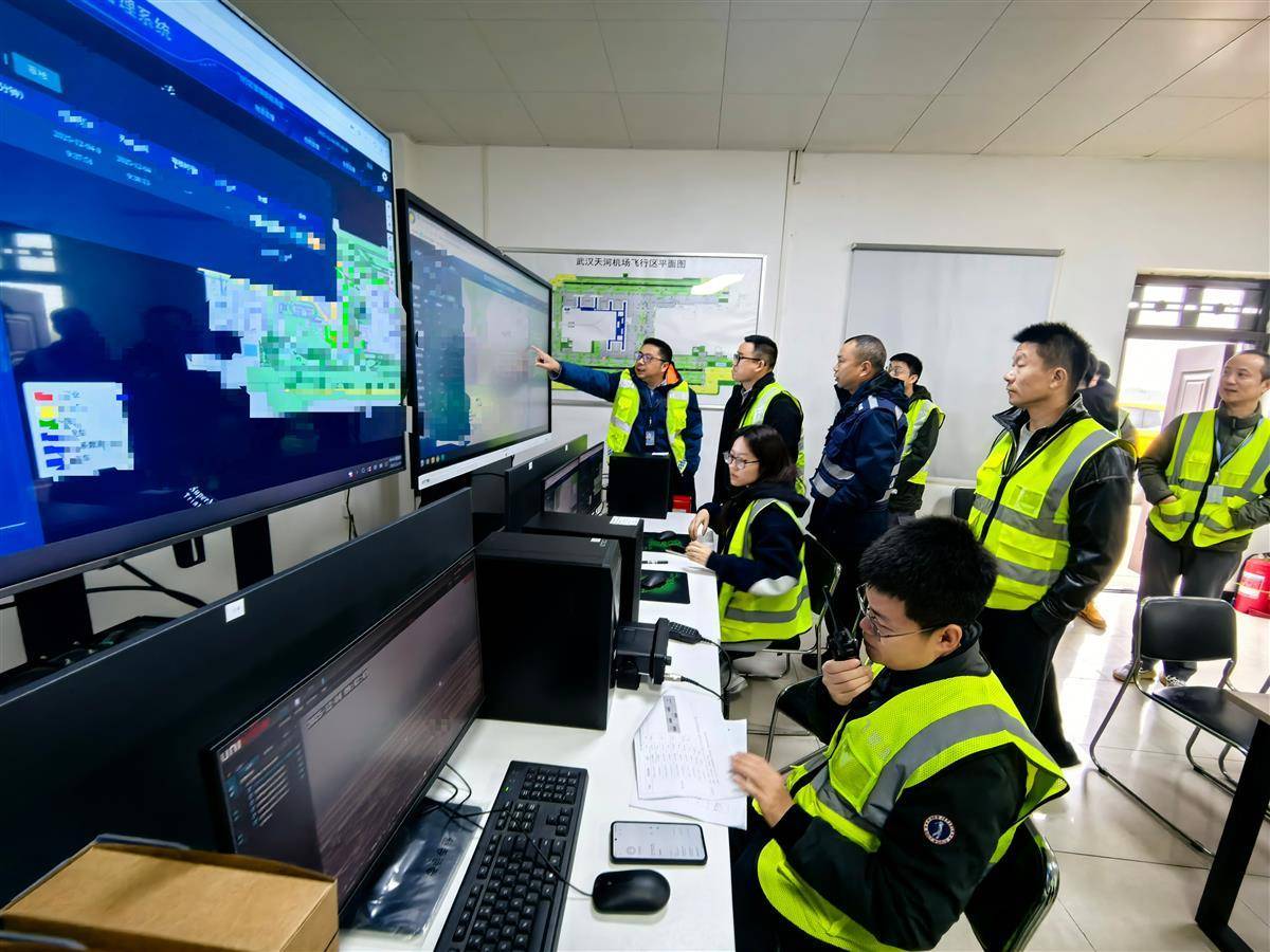 天河机场近百台防雪除冰设备严阵以待
