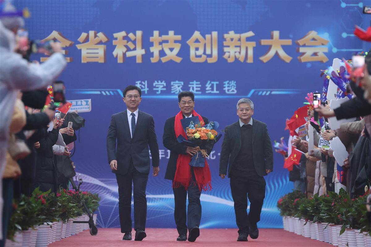 “万里长江第一隧”总设计师肖明清走上红毯，他为中国7座世界级隧道筑基