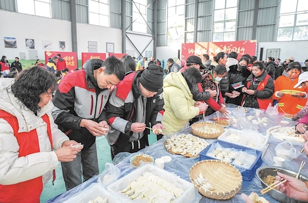  东西湖区长青街举行游园迎新春活动 百名新就业形态劳动者提前“过年”