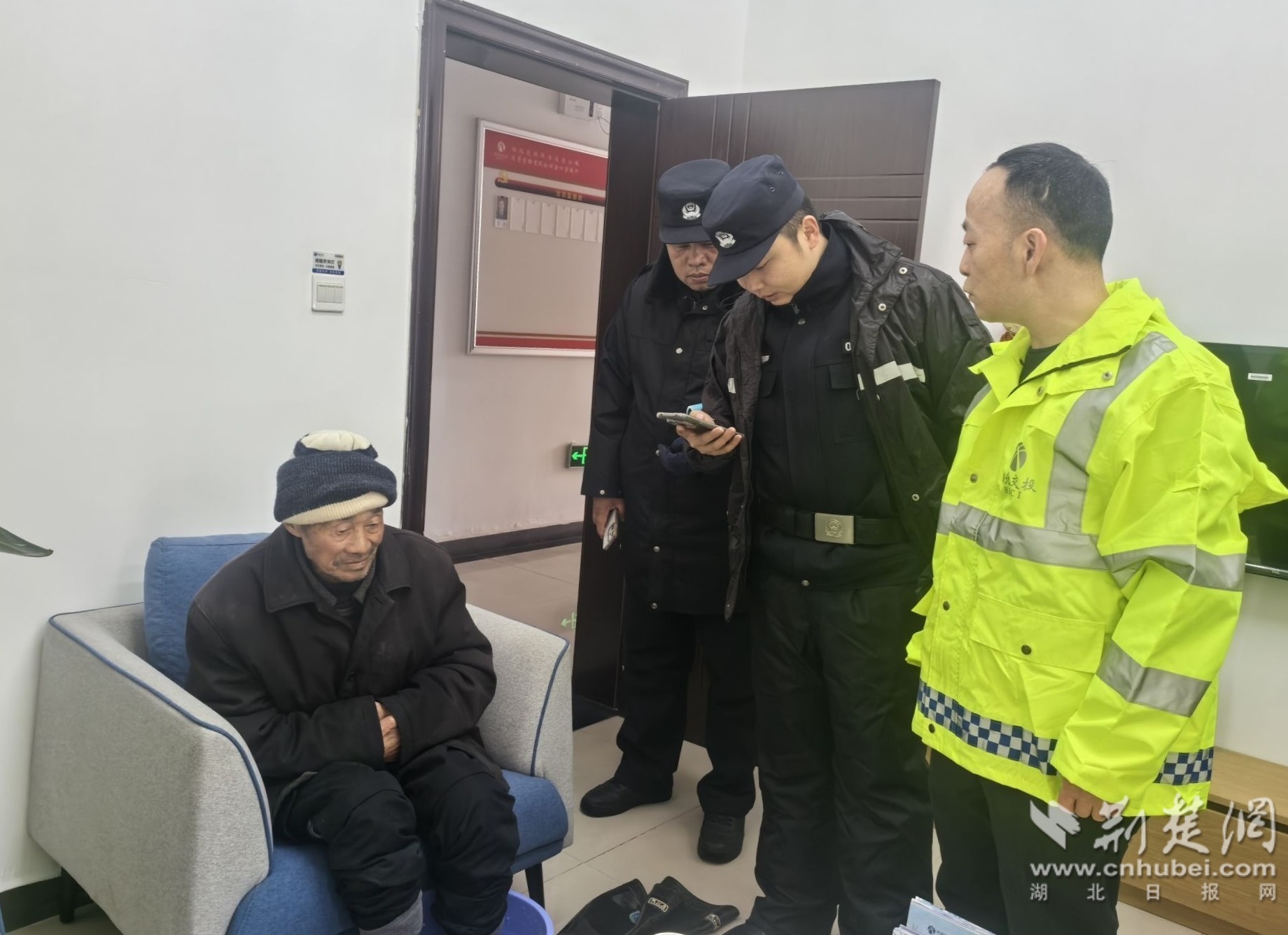  随岳高速风雪中救援91岁阿尔兹海默症老人
