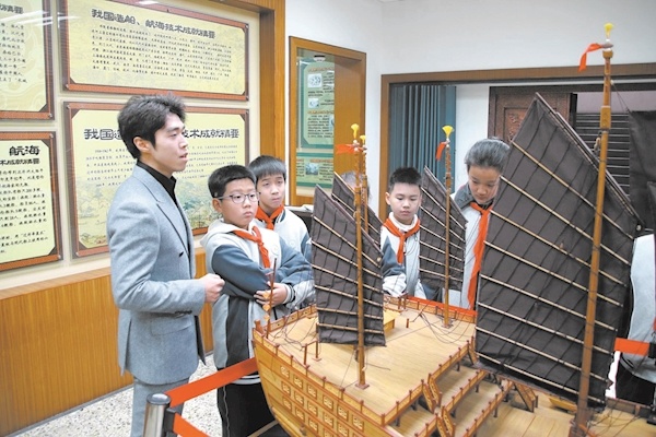 触摸“蛟龙号”  对话郑和宝船 小学生在博物馆上起“硬核”思政课