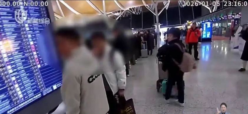  民警在机场紧急拦截2名青年！网友：挽救了两个家庭