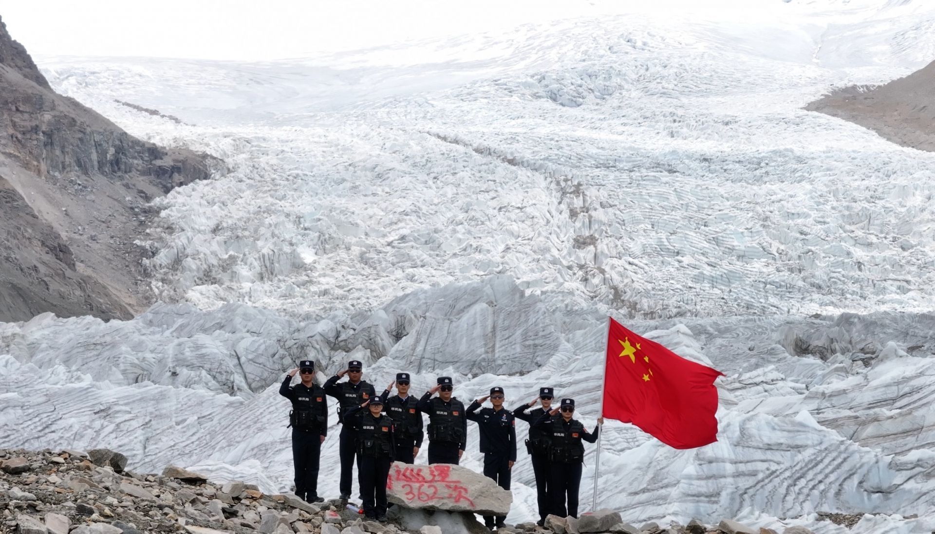  雪线之上，天空之下——西藏山南移民管理警察的坚守与温情