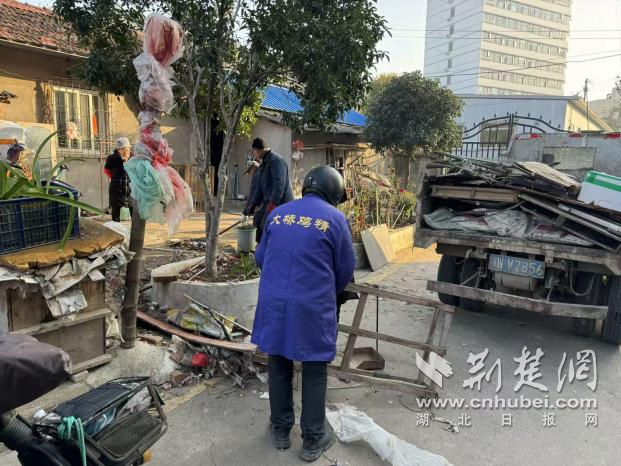 纱帽街朱家山聚焦老旧平房区安全 开展消防排查与杂物清理