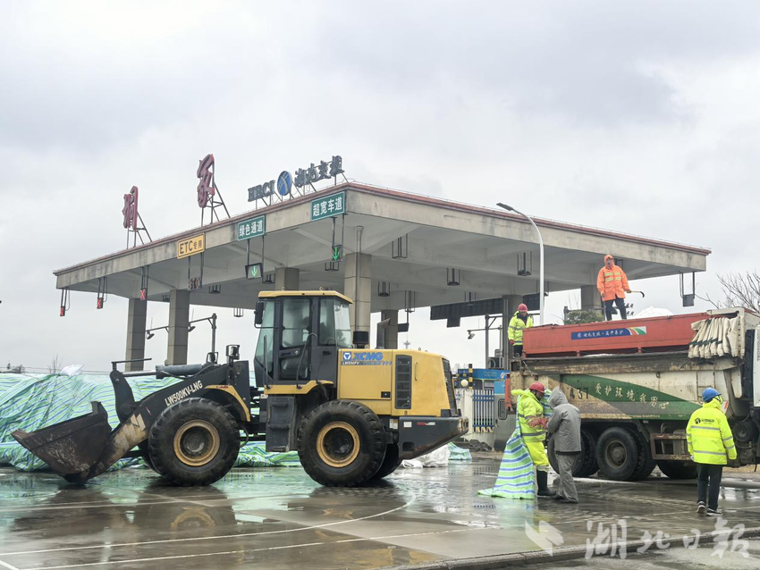  未雨绸缪 风雪守护 福星联合党支部筑牢高速安全防线