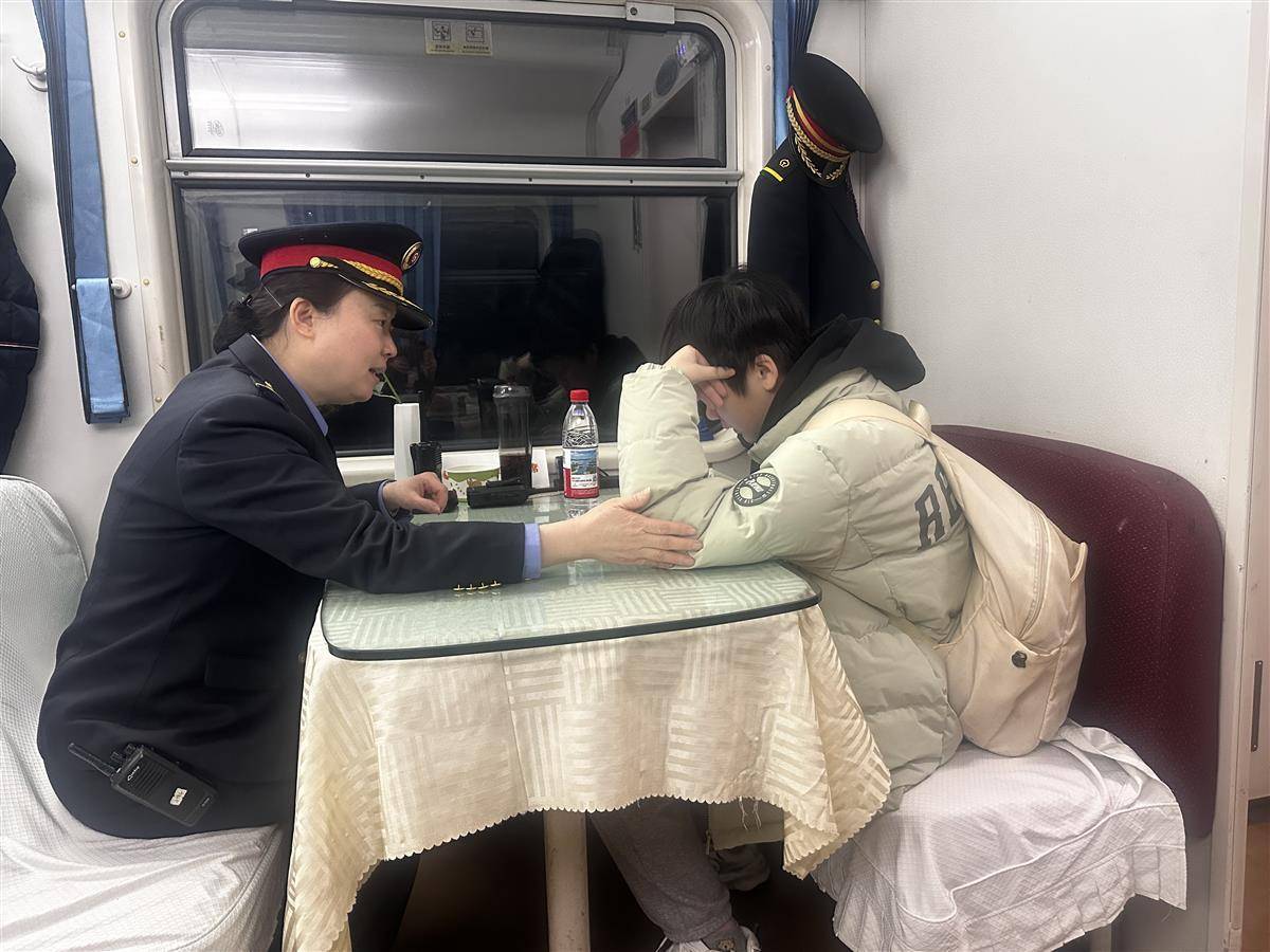 列车长暖心守护失联少女平安归家