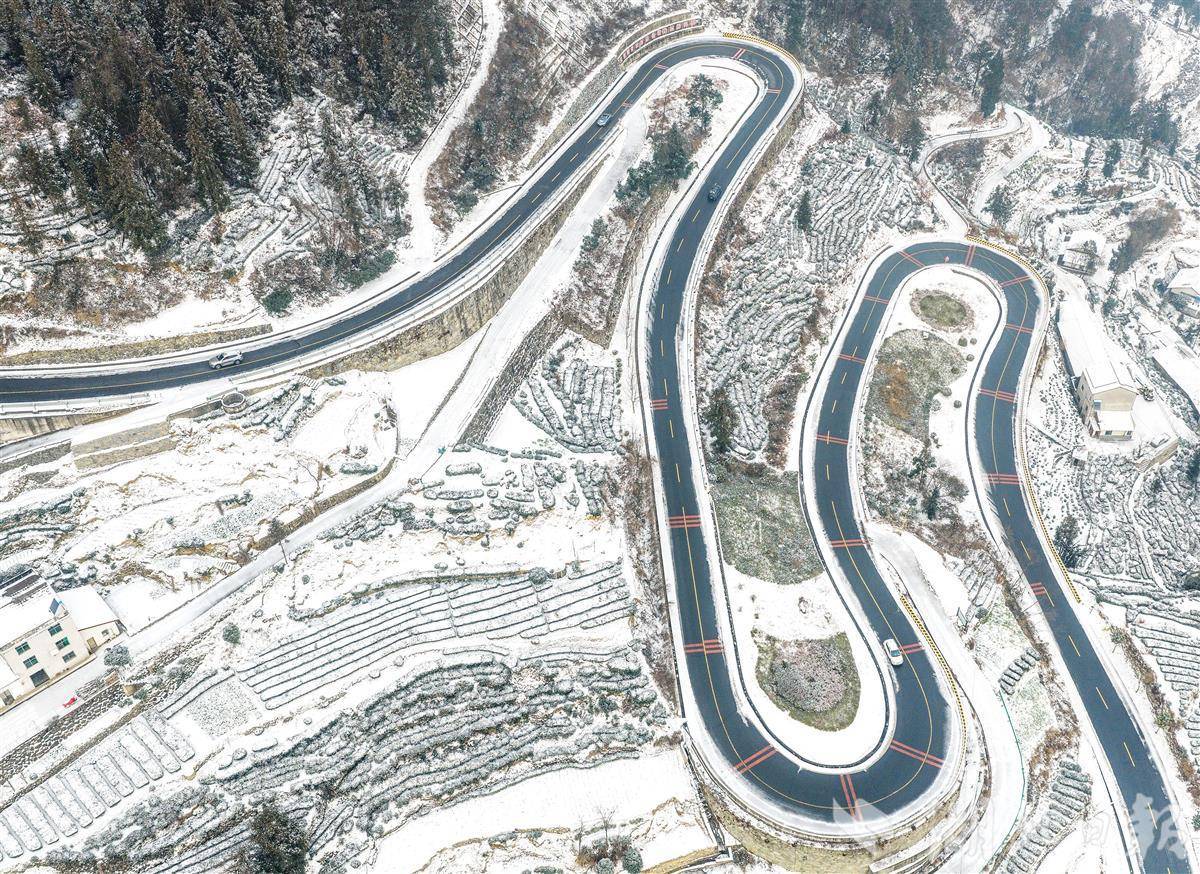 雪润山乡 “路”舞银蛇