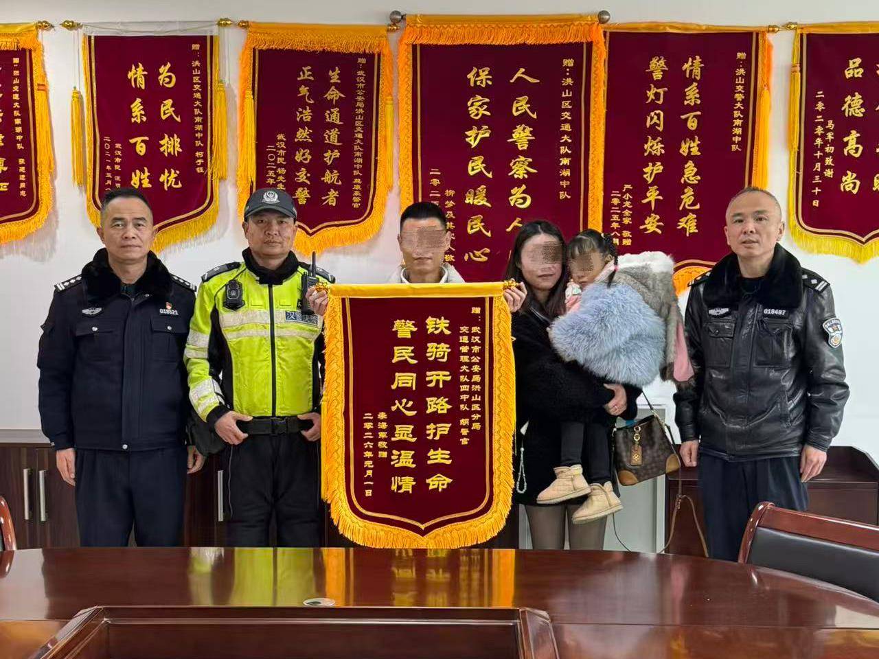  “去更近的医院！”交警17分钟“保持通话” ，为发烧幼童开辟紧急送医路
