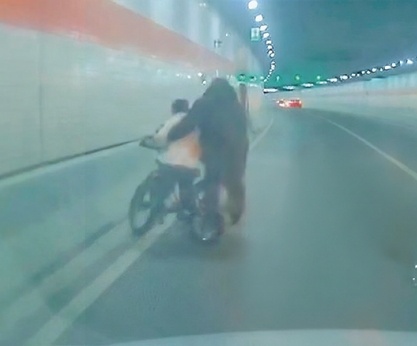  小男孩骑车误入隧道摔倒 热心驾驶员停车上前救助