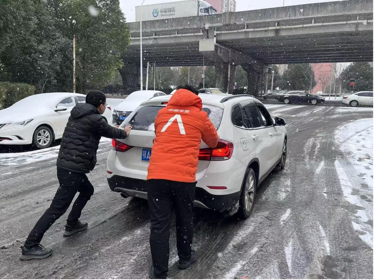 暴雪砺初心 党员显担当！平安产险湖北分公司先锋队员风雪救援暖人心
