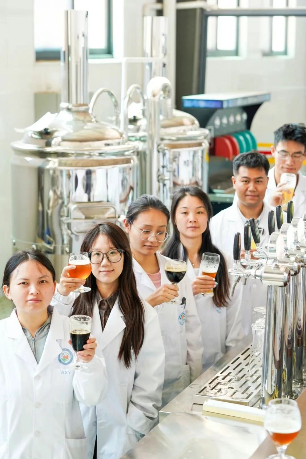 让“酸果子”变身“风味酒” 这群大学生在村里开起酿酒坊