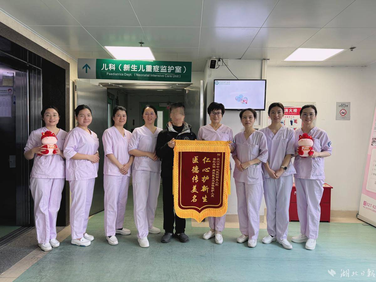  超早产“巴掌宝宝”生命闯关
